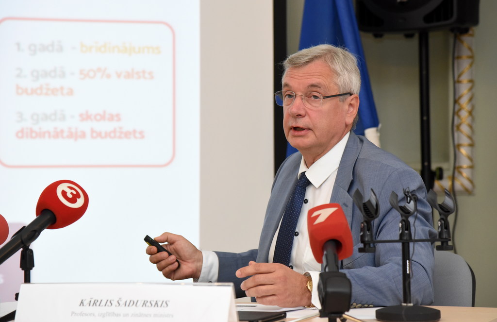 Izglītības un zinātnes ministrs Kārlis Šadurskis piedalās preses konferencē, kurā informē par kārtību un kritērijiem, kādā valsts nodrošinās pedagogu darba samaksu vidusskolās, kā galveno kritēriju izvirzot skolas sniegto izglītības kvalitāti.