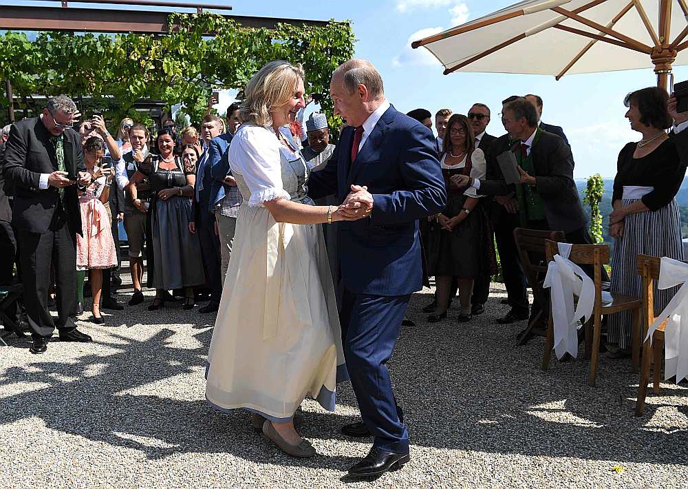 Krievijas prezidents Vladimirs Putins laižas dejā ar Austrijas ārlietu ministri Karinu Knaislu.