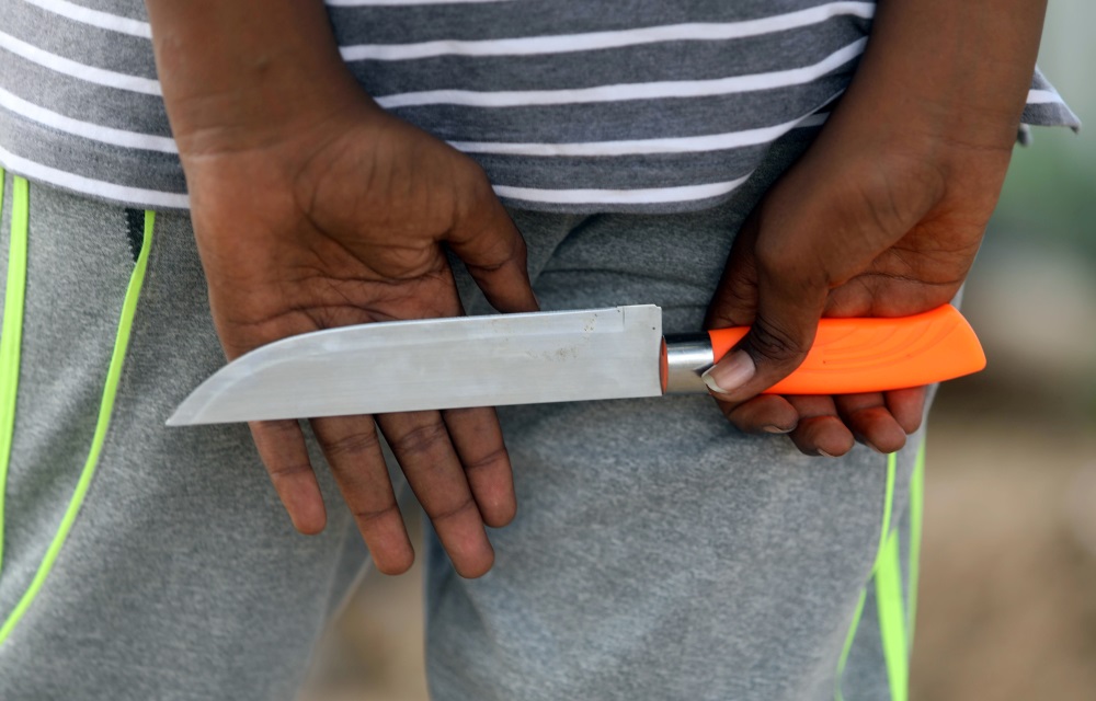 Aizdomās par uzbrukumu ar nazi garāmgājējam Pārdaugavā aizturēts 17 gadus vecs pusaudzis