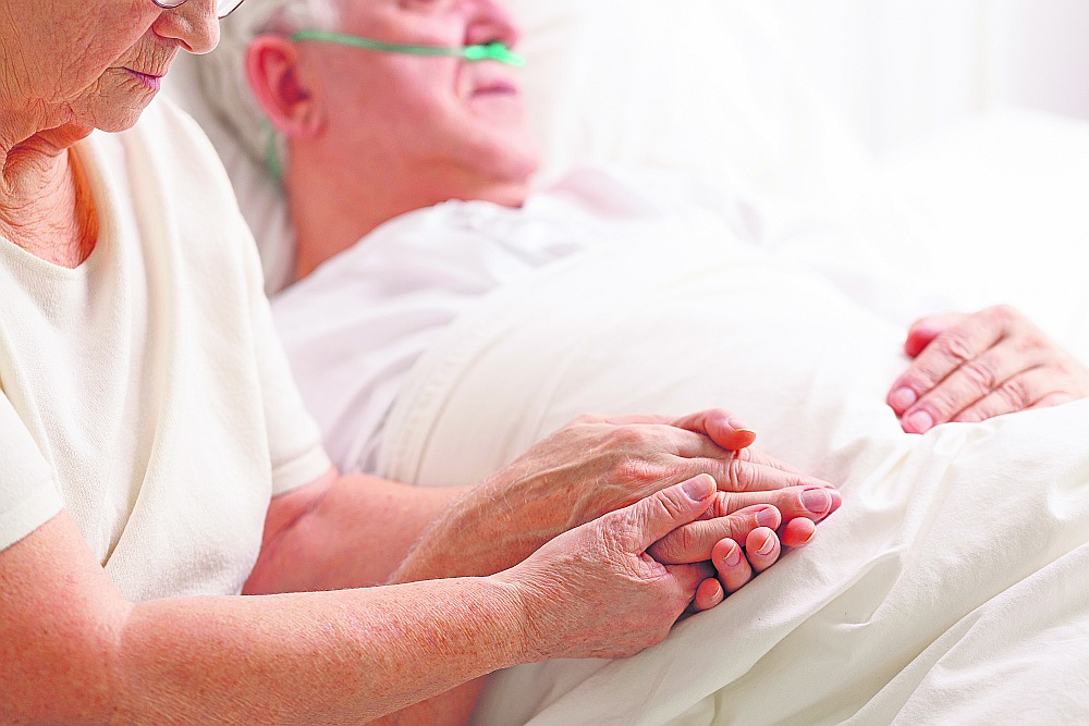 Latvijā būtu jāveido specializēta slimnīca veciem cilvēkiem, kurā būtu senioru vecuma īpatnības un geriatriju apguvuši speciālisti, uzskata gerontologs Jānis Zaļkalns.