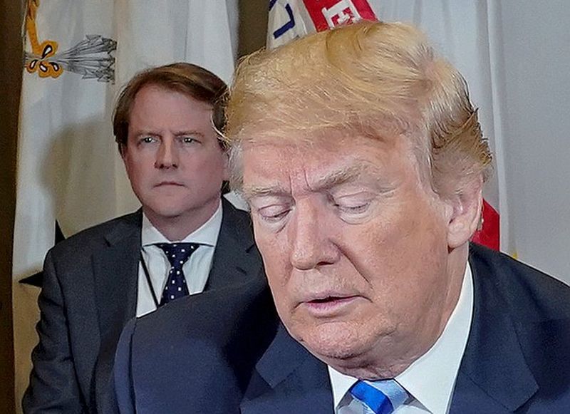 ASV prezidenta padomnieks Donalds Makgāns (no kreisās) jau vairākus mēnešus sadarbojas ar īpašā prokurora Roberta Millera vadīto izmeklētāju grupu, kas pēta varbūtējos sakarus starp Trampa kampaņu un Krievijas iejaukšanos 2016. gada prezidenta vēlēšanās, un esot sniedzis Milleram ļoti plašu informāciju par prezidenta darbībām šajā laikā.