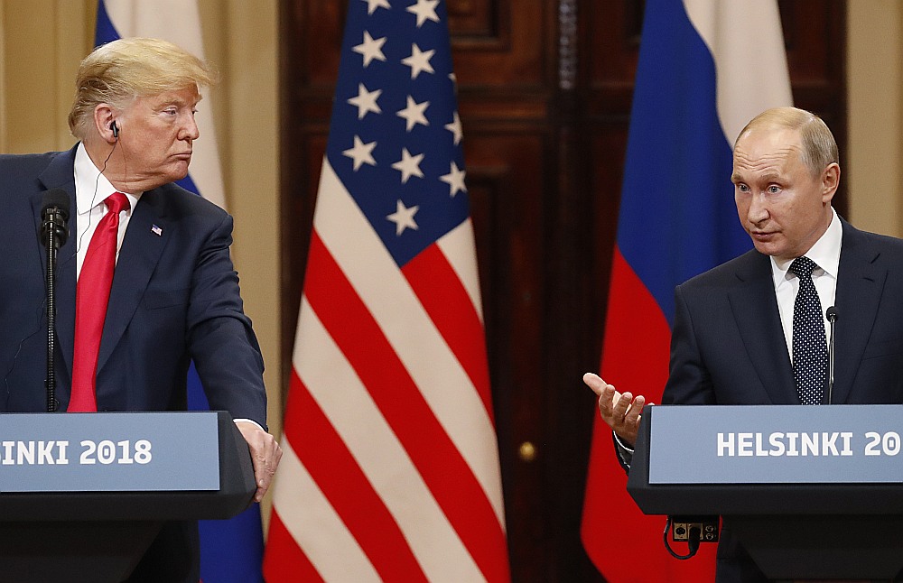 Sarunās Helsinkos Krievijas prezidents Vladimirs Putins (no labās) iesniedzis ASV prezidentam Donaldam Trampam vairākus priekšlikumus par kodolieroču kontroli un aizliegumu izvietot ieročus kosmosā.