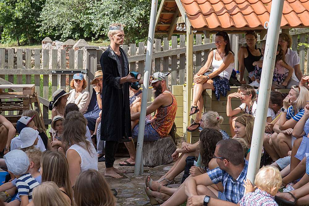 Radošā darbnīca bērniem un Latvijas Kultūras akadēmijas studentu uzvedumi aicināja bērnus, pusaudžus un ģimenes baudīt skatuves mākslas procesu.
