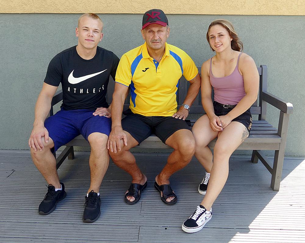 Eduarda Andruškeviča (centrā) audzēkņi Rebeka Koha un Ritvars Suharevs jūlijā kļuva par pasaules U-20 čempioniem.