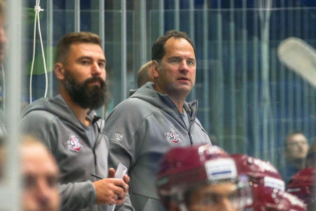 Treneri Edgars Masaļskis (pa kreisi) un Ģirts Ankipāns uz Rīgas “Dinamo” soliņa.