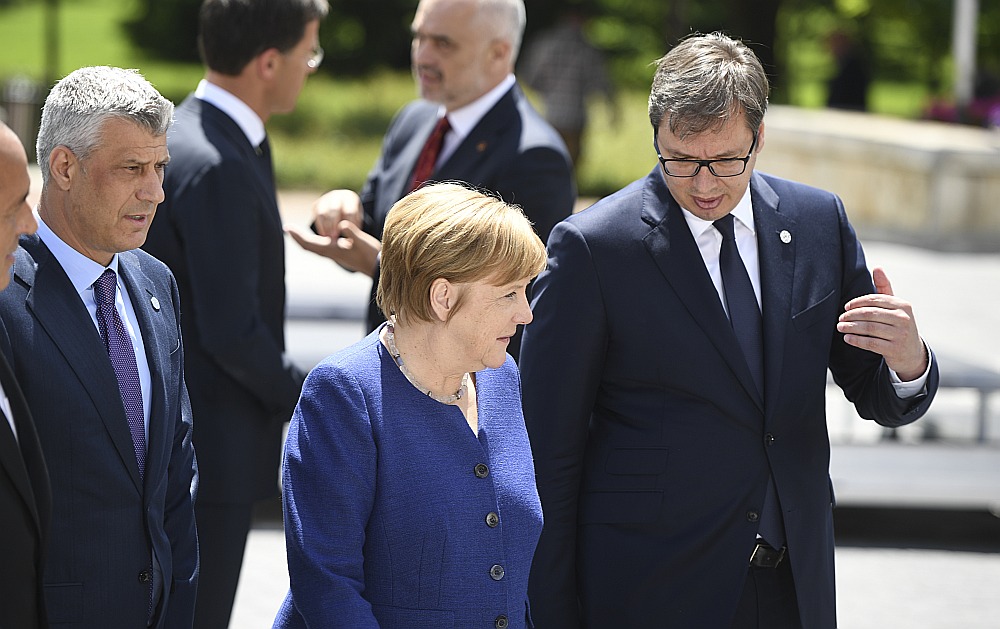 Sarunās ar Serbijas prezidentu Aleksandru Vučiču (no labās) un Kosovas prezidentu Hašimu Tači Vācijas kanclere Angela Merkele ļoti piesardzīgi vērtējusi varbūtējo robežu izmaiņu starp abām valstīm.