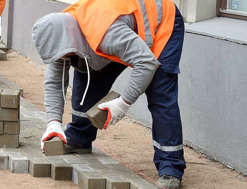 Krimināllietā starp lieciniekiem nav bruģa pircēju – apsūdzētais savus klientus, kam bruģi pārdevis par aptuveni 70% no pilnas cenas, neizdeva.