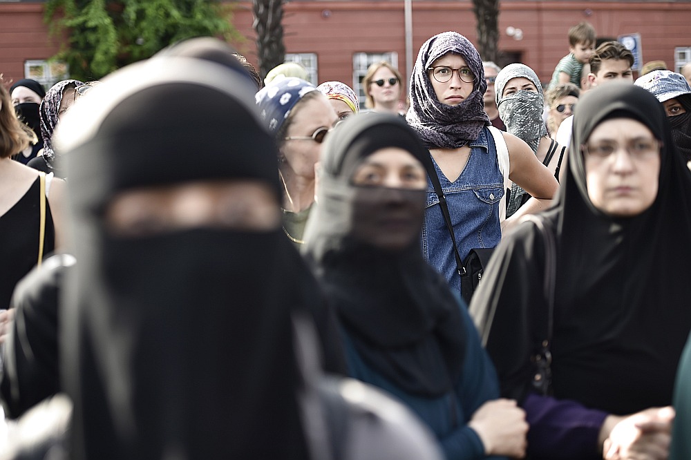 Sievietes ar segtām sejām Kopenhāgenā 1. augustā protestē pret likuma stāšanos spēkā – tas liedz slēpt seju sabiedriskās vietās un ietver burkas, nikāba, balaklavas, cepures, maskas, ķiveres, pilna auguma kostīma un mākslīgās bārdas nēsāšanu.