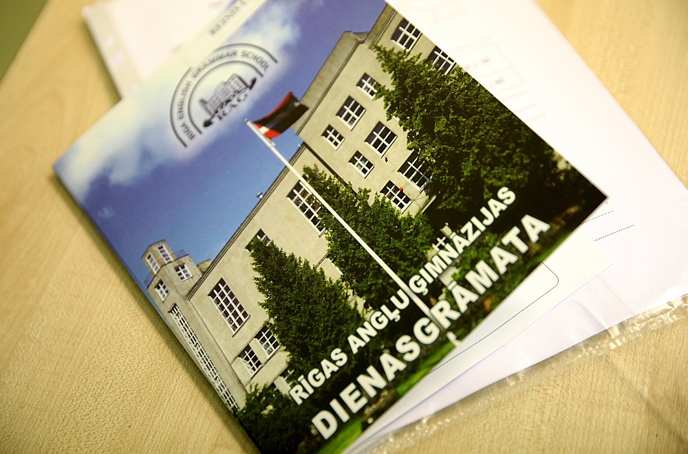 Rīgas Angļu ģimnāzijai grozījumu dēļ Vispārējās izglītības likumā arī nāksies atteikties no sava vēsturiskā nosaukuma un kļūt par vidusskolu vai valsts ģimnāziju. Dati par centralizēto eksāmenu rezultātiem liecina, ka šīs ģimnāzijas absolventu sniegums atbilst valsts ģimnāzijām izvirzītajām prasībām.