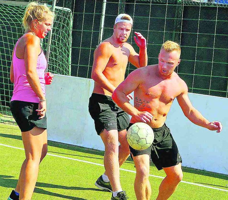 Latvijas kamaniņu sportisti nometnē Ventspilī trenējas trīs reizes dienā, bet iesildīšanās laikā uzspēlē futbolu.