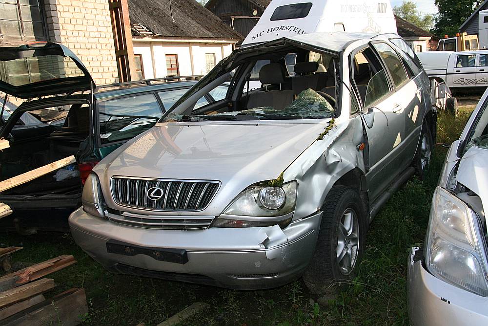 Avarējusī automašīna jau divus gadus stāv novietnē, un īpašnieks to neizņem.