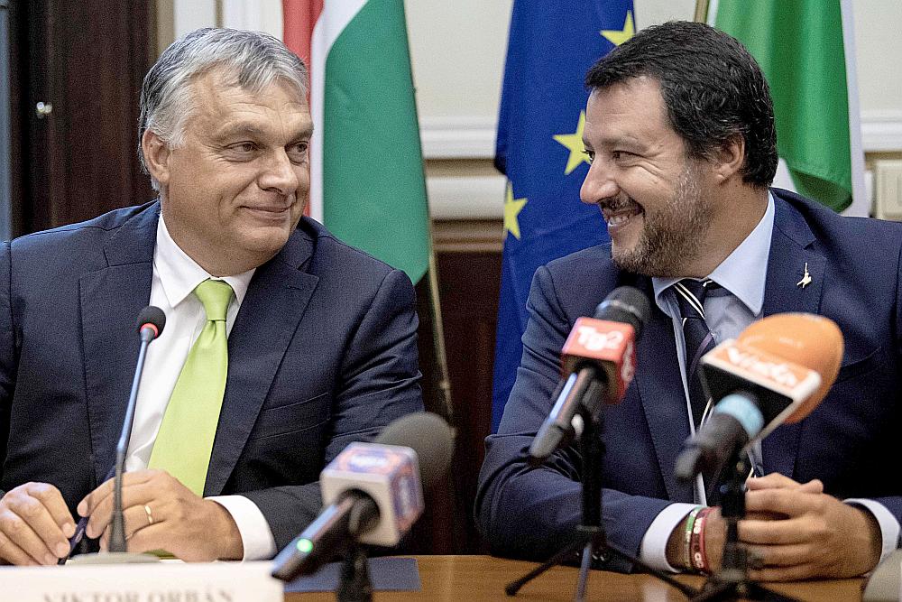 Itālijas premjerministra vietnieks un iekšlietu ministrs Mateo Salvīni (no labās) pēc sarunām Milānā ar Ungārijas premjerministru Viktoru Orbānu izteicies, ka grib apvienot spēkus ar Orbānu, lai izveidotu “visspēcīgāko līgu”.