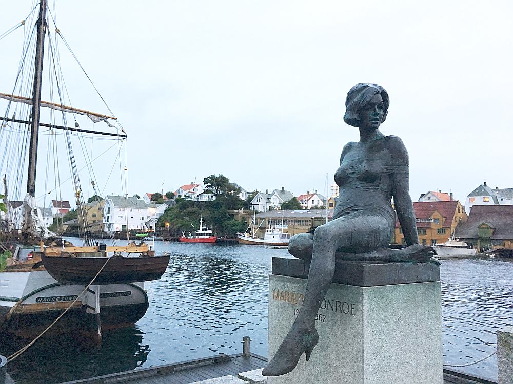 Kanālmalā uzstādītā Merilinas Monro bronzas skulptūra vizuāli atgādina Kopenhāgenas nāriņu.