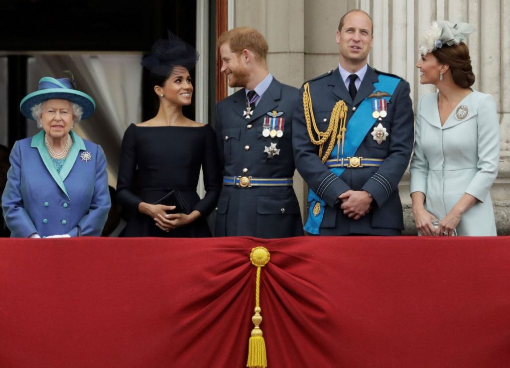Karaliskā ģimene (no kreisās): karaliene Elizabete II, prinča Harija sieva Megana Mārkla, princis Harijs, princis Viljams un viņa sieva Keita Midltone.