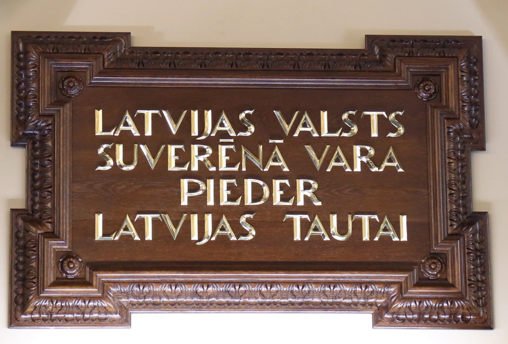 Satversmes pants Saeimas sēžu zālē. Foto – LETA
