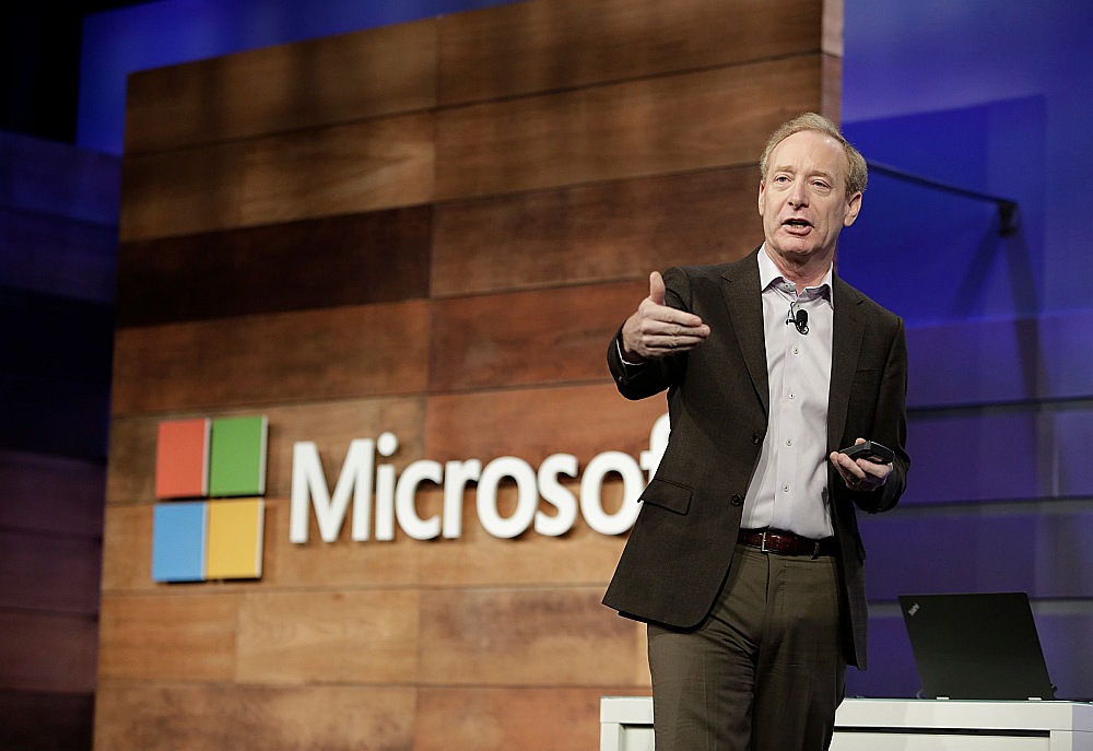 Datorprogrammatūras firmas “Microsoft” prezidents Breds Smits paziņojis, ka firma piedāvā bezmaksas kiberdrošības aizsardzību visiem ASV politiskajiem kandidātiem, viņu kampaņām un citām politiskajām organizācijām, kas jau lieto “Office 365” programmatūru.