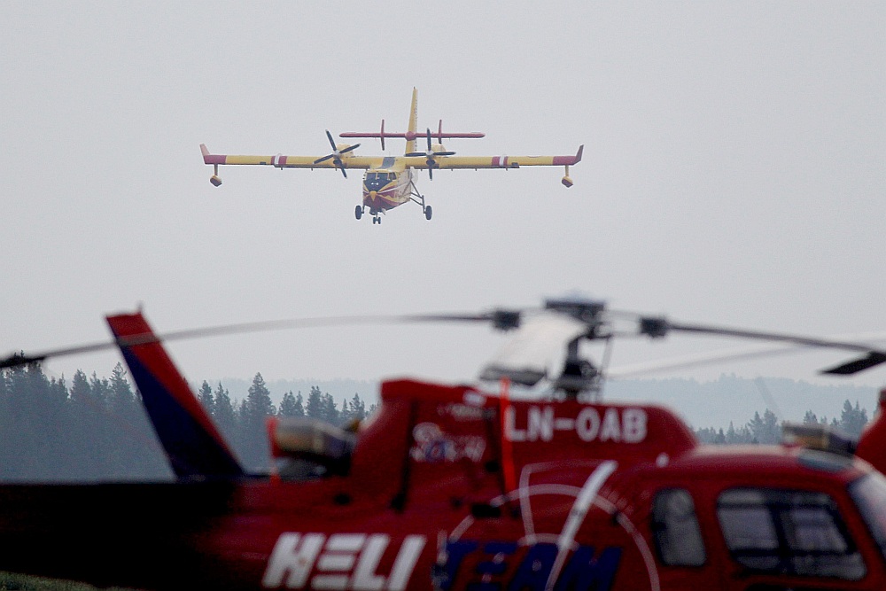 Francijas ugunsdzēšamais lidaparāts “Bombardier 415” nolaižas Svegā. Pavisam tādas bija divas no Francijas, kā arī Itālijas un Portugāles ugunsdzēšanas lidmašīnas, kas visas Zviedriju jau atstājušas.