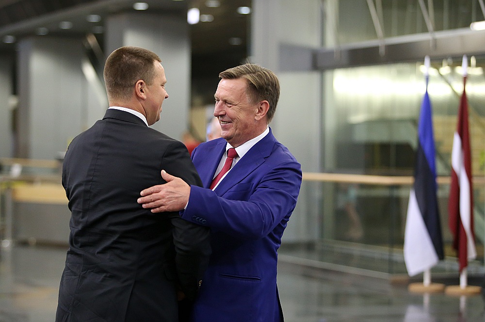 Latvijas Ministru prezidents Māris Kučinskis (no labās) sagaida Igaunijas premjerministru Jiri Ratasu pirms abu valstu valdību kopīgās sanāksmes Latvijas Nacionālajā bibliotēkā.