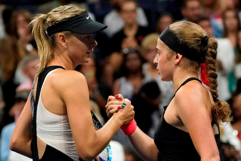 Aļona Ostapenko (pa labi) un Marija Šarapova.