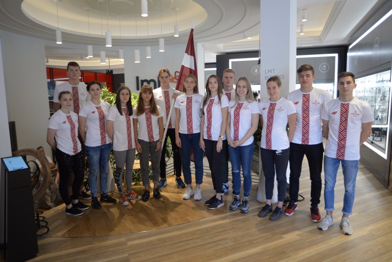 Latvijas komandas prezentācijā piedalījās daļa sportistu, centrā karognesējs Didzis Rudavs.