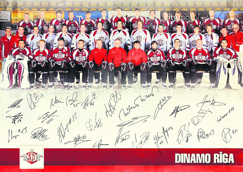 Rīgas “Dinamo” komanda 2008. gadā pirms KHL pirmās sezonas.
Pirmajā rindā no kreisās: Sergejs Naumovs, Mārtiņš Cipulis, Atvars Tribuncovs, Aleksejs Širokovs, Artis Ābols, Jūliuss Šuplers, Miroslavs Miklošovičs, Aleksandrs Ņiživijs, Marks Hartigans, Marsels Hosa, Edgars Masaļskis. Otrajā rindā: Fjodors Mazurs, Aleksejs Hromčenkovs, Oļegs Sorokins, Viktors Bļinovs, Kristaps Sotnieks, Filips Novāks, Juris Štāls, Lauris Dārziņš, Armands Bērziņš, Ronalds Petrovickis, Toms Hartmanis, Rodrigo Laviņš, Guntis Galviņš, Mihails Šoštaks, Āris Aivars. Trešajā rindā: Jānis Ozoliņš, Ervīns Muštukovs, Edgars Apelis, Aigars Cipruss, Maksims Širokovs, Miķelis Rēdlihs, Krišjānis Rēdlihs, Agris Saviels, Ģirts Ankipāns, Jānis Straupe, Gints Meija, Ronalds Cinks, Mets Elisons, Dūvijs Vestkots.