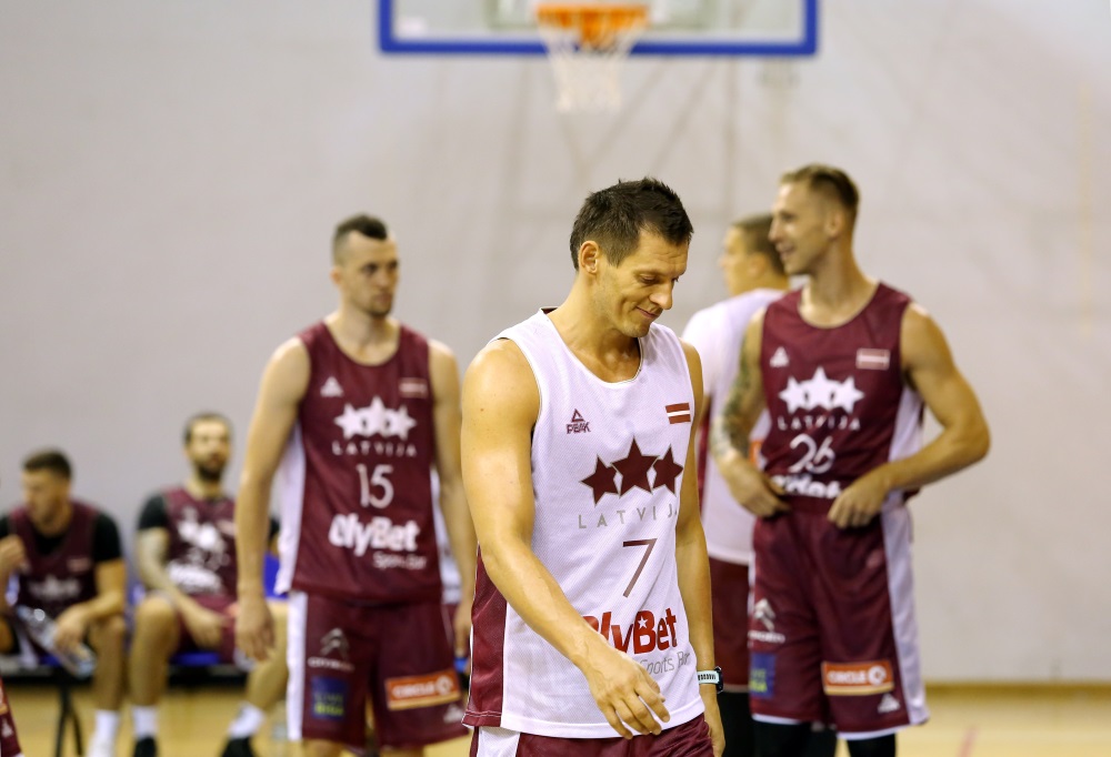 Latvijas vīriešu basketbola izlases kapteinis Jānis Blūms (foto – vidū) treniņā “Elektrum” Olimpiskajā sporta centrā, 29.08.2018.