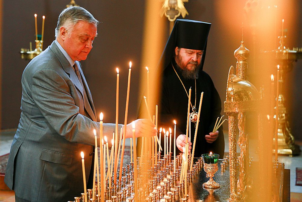 Bijušais “Krievijas dzelzceļu” priekšnieks, “pareizticīgais čekists” un apustuļa Andreja fonda aizbildņu padomes priekšsēdētājs Vladimirs Jakuņins (no kreisās) aizdedz svecītes Krievijas pareizticīgo baznīcas Svētās Trīsvienības katedrālē Jeruzalemē.