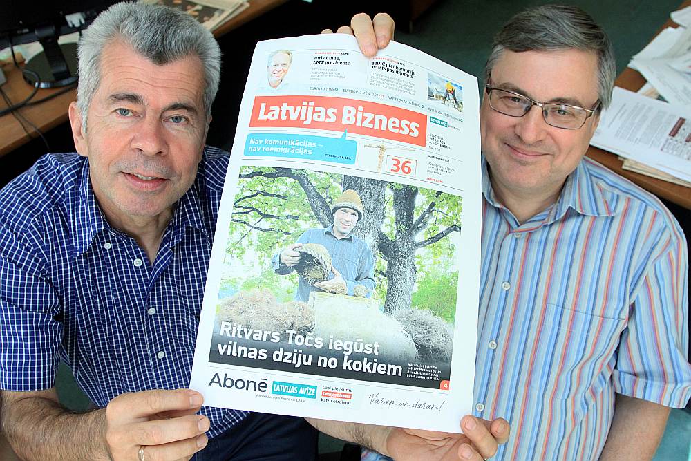 “Latvijas Avīzes” galvenās redaktores pirmais vietnieks Ivars Bušmanis (no kreisās) un pielikuma “Latvijas Bizness” redaktors Olafs Zvejnieks gan uzņēmējus, gan citus interesentus aicina lasīt jauno izdevumu.