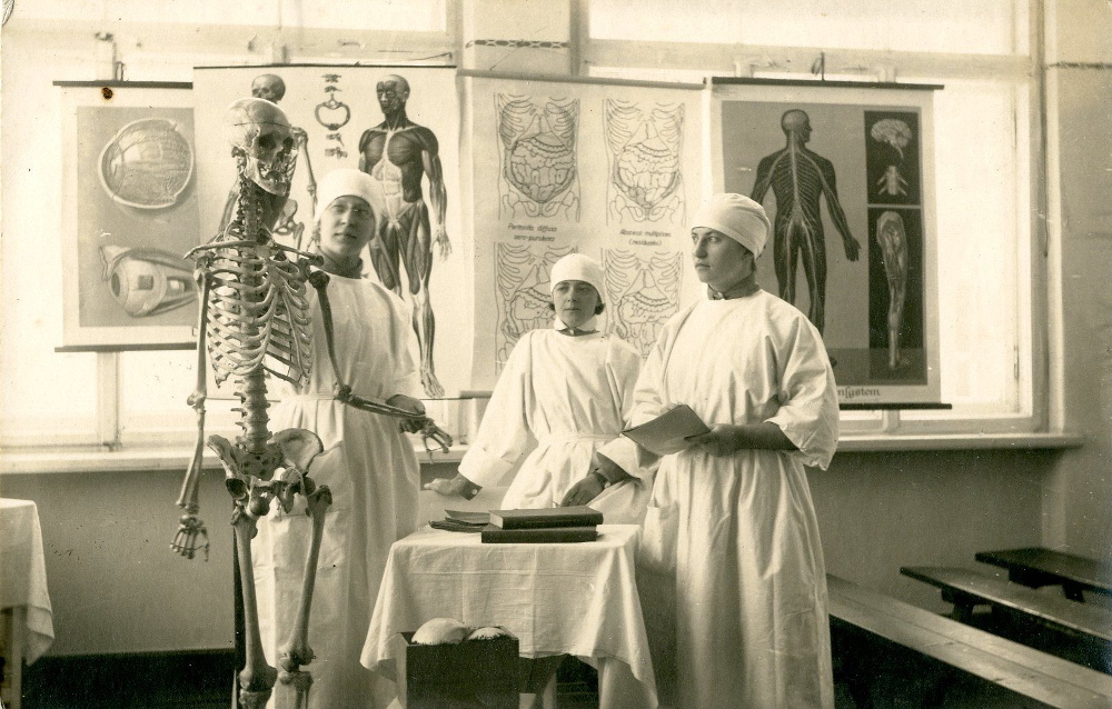 Foto – Anatomijas nodarbība LSK Rīgas Žēlsirdīgo māsu skolā. 20.gs. 30. gadi