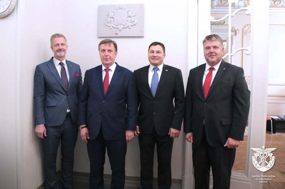 AS “SAKRET” dāvina Latvijas simtgadē LTRK unikālu LR betona ģerboni, 06.09.2018.