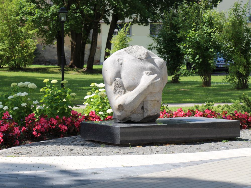 Lāčplēša pieminekļa fragments Jelgavā.