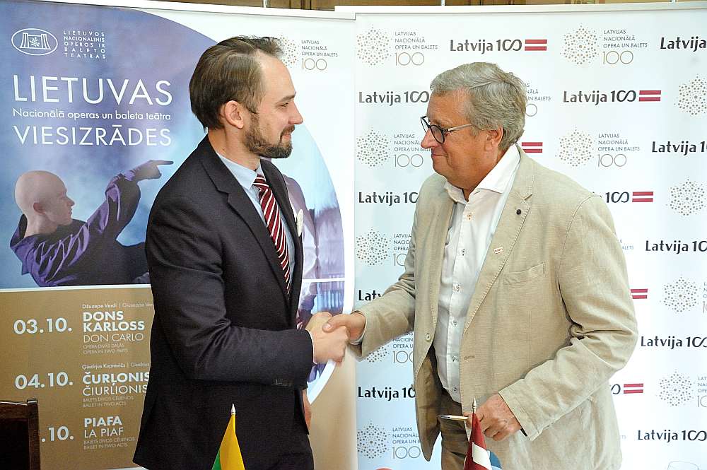 Lietuvas Nacionālās operas un baleta teātra ģenerāldirektors Jons Sakalausks (no kreisās) un Latvijas Nacionālās operas un baleta direktors Zigmars Liepiņš gandarīti par sadarbību starp abu valstu opernamiem.
