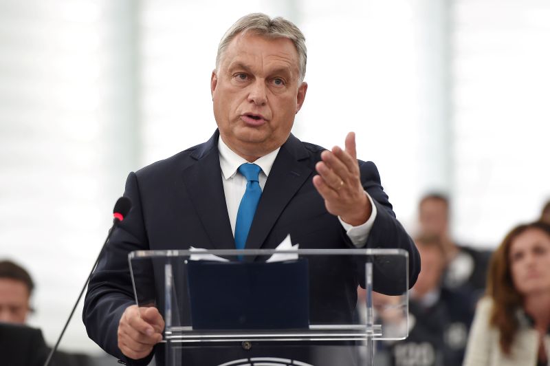 “Ungārija aizsargās savas robežas, apturēs nelegālo migrāciju un aizstāvēs savas tiesības,” uzrunā Eiroparlamentā uzsvēra premjerministrs Viktors Orbāns.