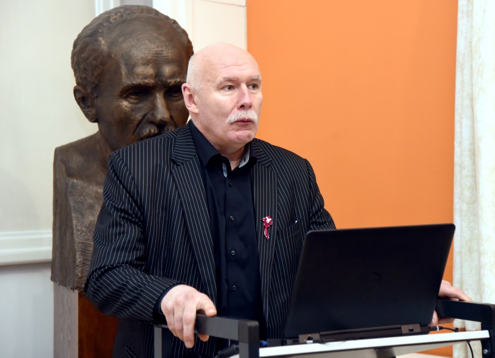 Pēteris Apinis.