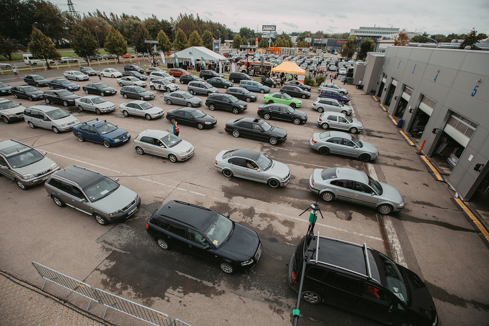 Automašīnas pie CSDD tehniskās apskates vārtiem