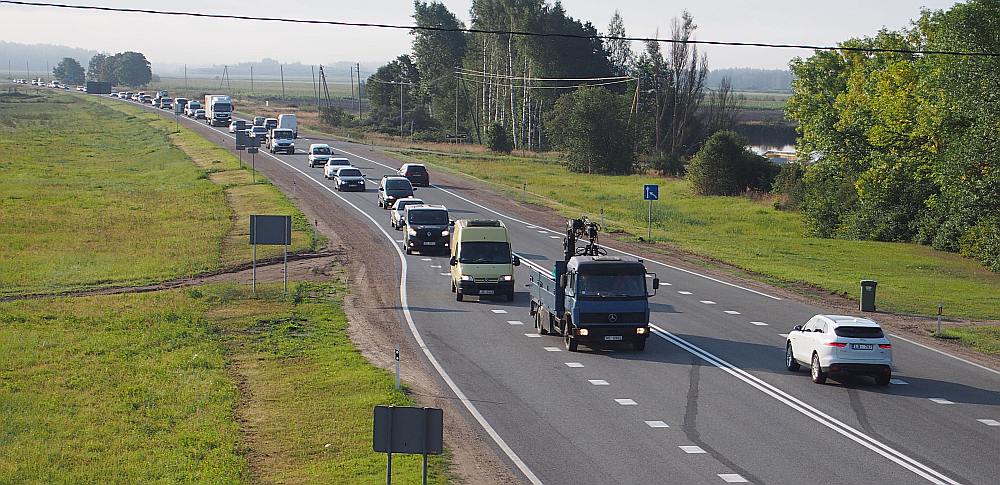 Tipisks rīts uz Rīgas apvedceļa pie Mārupes. Distanču nav, jēdzīgu apdzīšanas iespēju nav. Bet azartiski un bīstami mēģinājumi notiek.