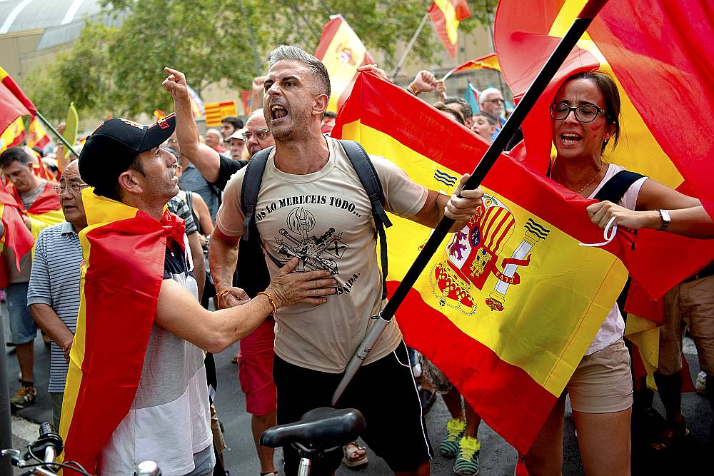 Vakar Barselonā notika demonstrācijas gan par, gan pret Katalonijas neatkarību.