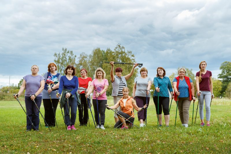 Daudzevas nūjotājas dodas skaistajā rudenī (no kreisās): Lolita, Aivita, Inta, Silvija, Inga, Agrita, Viktorija, Anita, Vita un Dace. Priekšā – nūjošanas trenere Zigrīda.