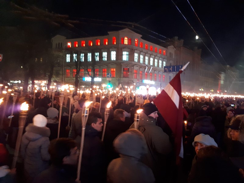 Lāpu gājiens 18.novembra vakarā Rīgā.