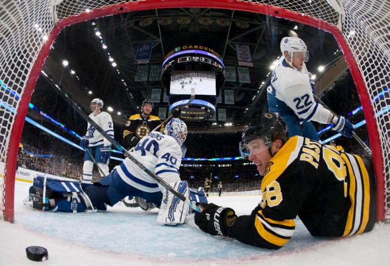 Bostonas “Bruins” uzbrucējs Davids Pastrņāks gandrīz pats ar ripu ieslīdējis vārtos.