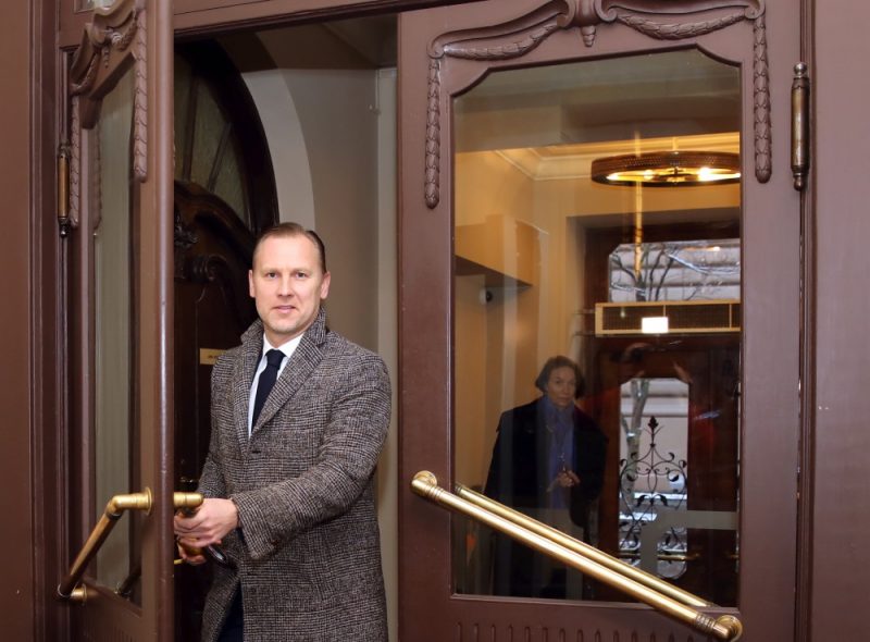 Partijas “KPV LV” Ministru prezidenta amata kandidāts Aldis Gobzems ierodas uz “KPV LV” frakcijas sēdi, kurā pārrunās tālāko stratēģiju valdības veidošanā, 27.11.2018.