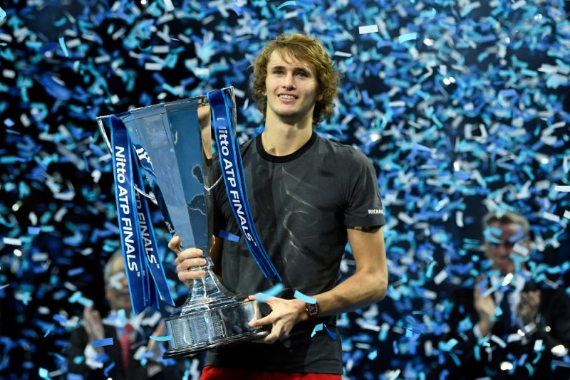 Aleksandrs Zverevs ar ATP sezonas noslēguma turnīra galveno balvu.