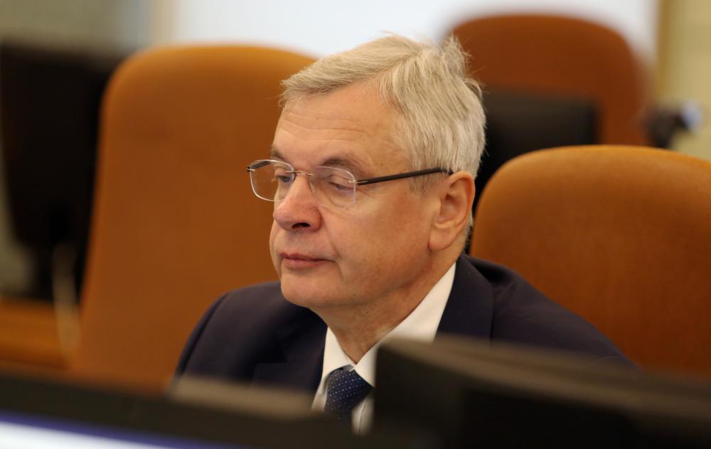 Izglītības un zinātnes ministrs Kārlis Šadurskis pirms Ministru kabineta sēdes, kuras sākumā informēs par valdības darbu 1000 dienās.