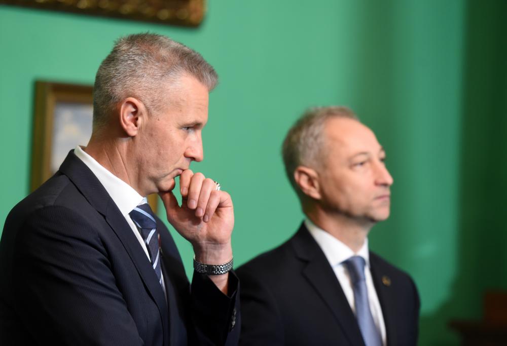 Jaunās konservatīvās partijas Ministru prezidenta amata kandidāts Jānis Bordāns (no labās) un partiju apvienības “Attīstībai/Par!” Ministru prezidenta amata kandidāts Artis Pabriks atbild uz žurnālistu jautājumiem pēc Valsts prezidenta paziņojuma, ka valdības veidošanu tiek uzticēta Jaunās konservatīvās partijas premjera amata kandidātam.