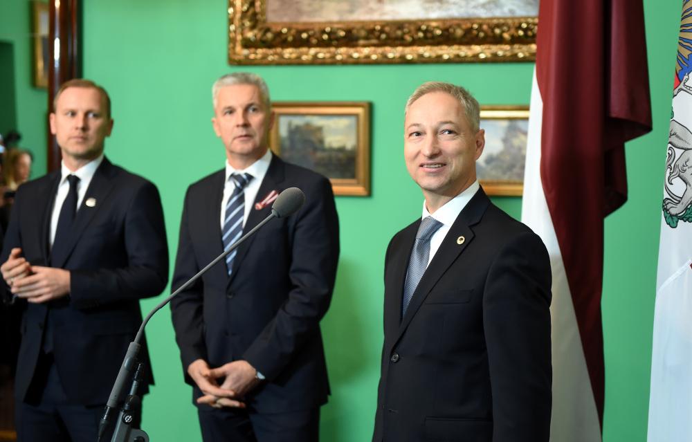 Jaunās konservatīvās partijas Ministru prezidenta amata kandidāts Jānis Bordāns (no labās), partiju apvienības “Attīstībai/Par!” Ministru prezidenta amata kandidāts Artis Pabriks un “KPV LV” Ministru prezidenta amata kandidāts Aldis Gobzems atbild uz žurnālistu jautājumiem pēc Valsts prezidenta paziņojuma, ka valdības veidošanu tiek uzticēta Jaunās konservatīvās partijas premjera amata kandidātam.