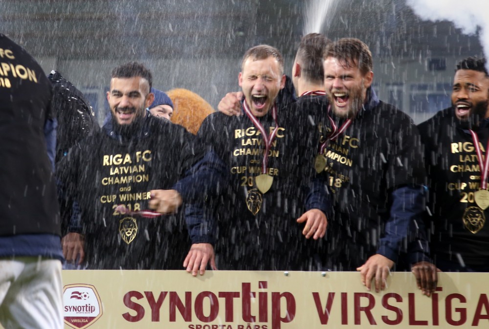 “Riga” futbolisti priecājas pēc Latvijas čempionu zelta medaļu saņemšanas.