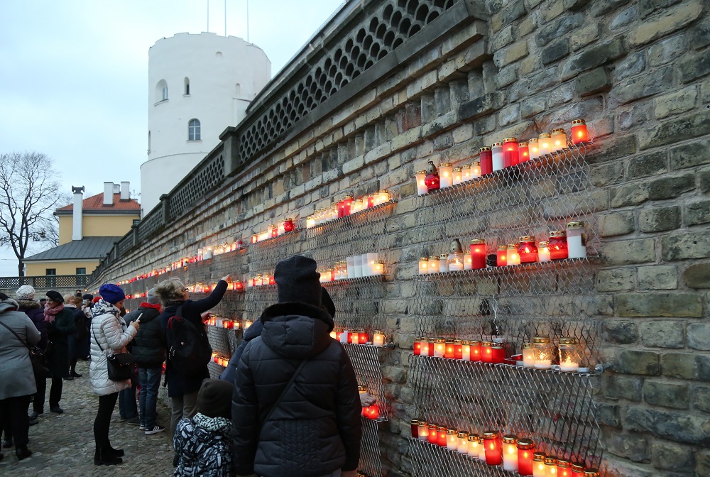 Par godu Lāčplēša dienai, cilvēki noliek svecītes pie Rīgas pils mūra 11.novembra krastmalā.