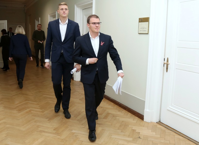 Saeimas debutāti, Nacionālās apvienības “Visu Latvijai!”-“Tēvzemei un brīvībai/LNNK” pārstāvji Jānis Dombrava (no kreisās) un Raivis Dzintars.