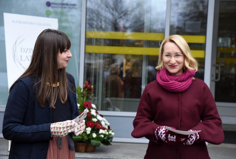 Kultūras ministrijas Latvijas valsts simtgades biroja Vadītājas vietniece, mārketinga projektu vadītāja Inga Oliņa (no kreisās) un kultūras ministre Dace Melbārde piedalās pasākumā, kurā Rīgas Dzemdību namam pasniedz rakstainus cimdus, ko dāvāt 18.novembrī dzimušajiem bērniem.