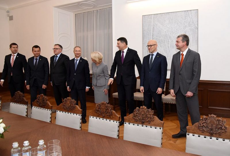 Partijas “Saskaņa” 13.Saeimas deputāts, premjera amata kandidāts Vjačeslavs Dombrovskis (no kreisās), 13.Saeimas deputāts, Zaļo un zemnieku savienības valdes priekšsēdētājs Armands Krauze, “Jaunās Vienotības” politiķis, pašreizējais ekonomikas ministrs Arvils Ašeradens, Jaunās konservatīvās partijas valdes priekšsēdētājs, 13.Saeimas deputāts Jānis Bordāns, nacionālās apvienības “Visu Latvijai!”-“Tēvzemei un brīvībai”/LNNK pārstāve, 13.Saeimas priekšsēdētāja Ināra Mūrniece, Valsts prezidents Raimonds Vējonis, partiju apvienības “Attīstībai/Par!” Saeimas frakcijas priekšsēdētājs Daniels Pavļuts un 13.Saeimas deputāts, partijas “KPV LV” valdes loceklis Atis Zakatistovs tikšanās laikā Rīgas pilī par valdības veidošanu.
